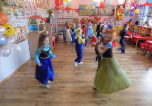 Dzieci w trakcie zabawy tanecznej.